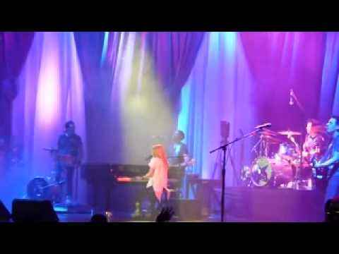 img_58179_avril-lavigne-stop-standing-there-the-black-star-tour-live-in-singapore